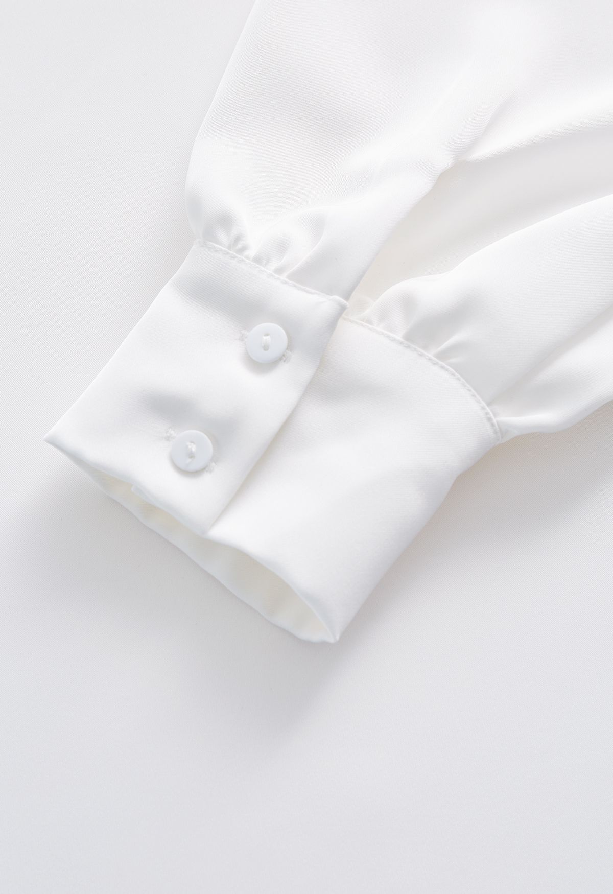 Top asymétrique en satin drapé à épaules dénudées en blanc