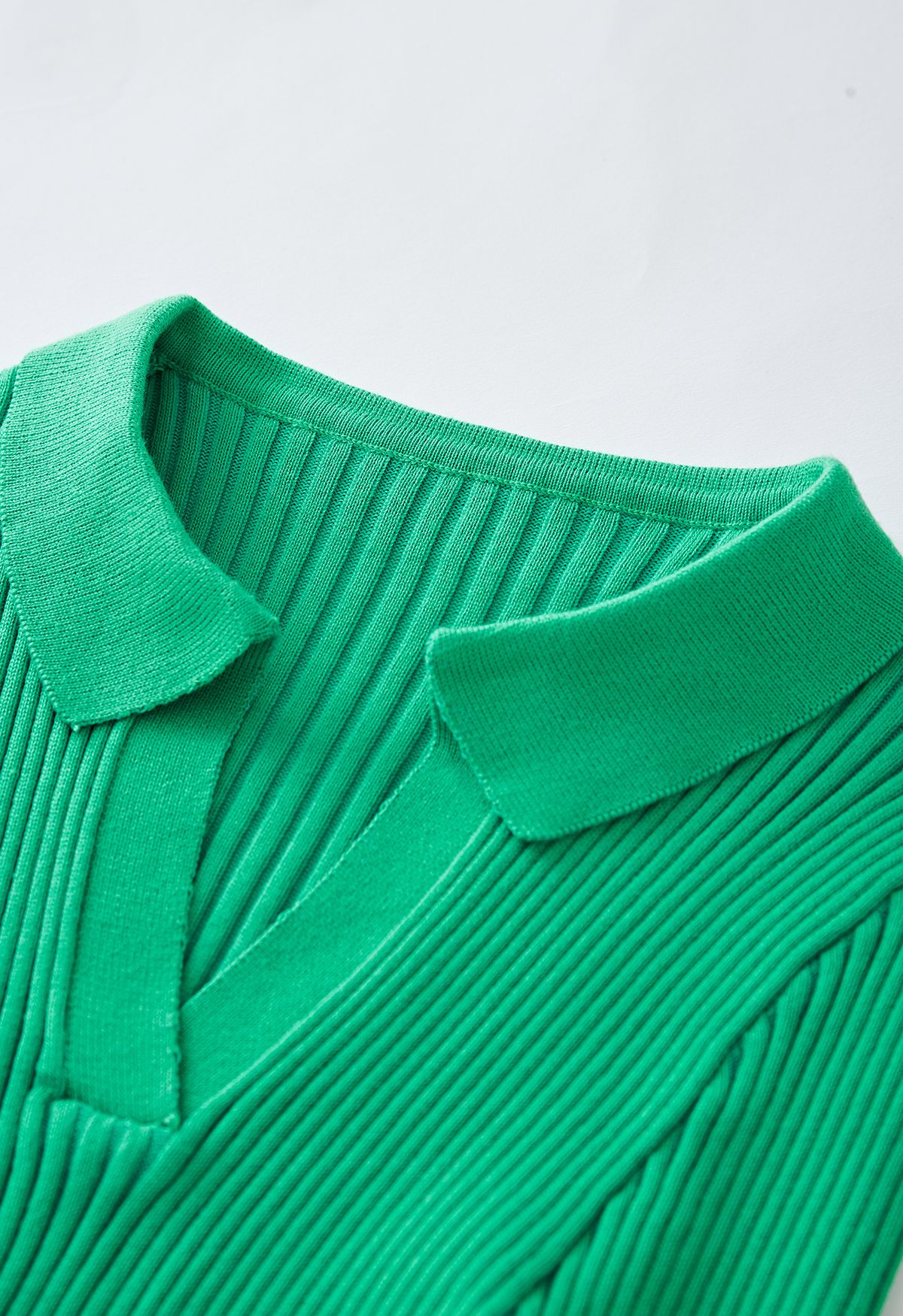 Ensemble haut en tricot à col en V et jupe plissée en vert