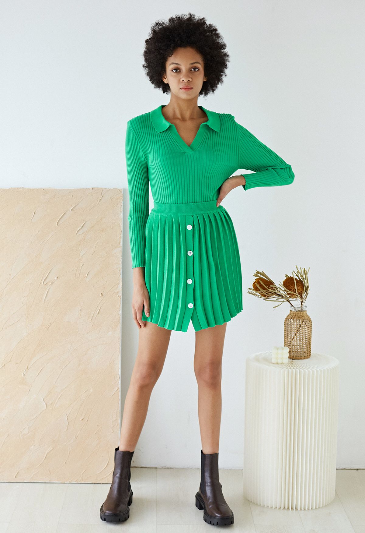 Ensemble haut en tricot à col en V et jupe plissée en vert