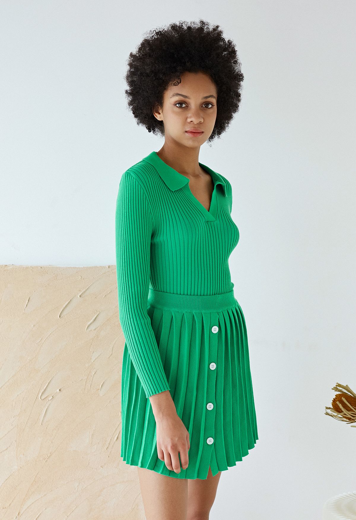 Ensemble haut en tricot à col en V et jupe plissée en vert