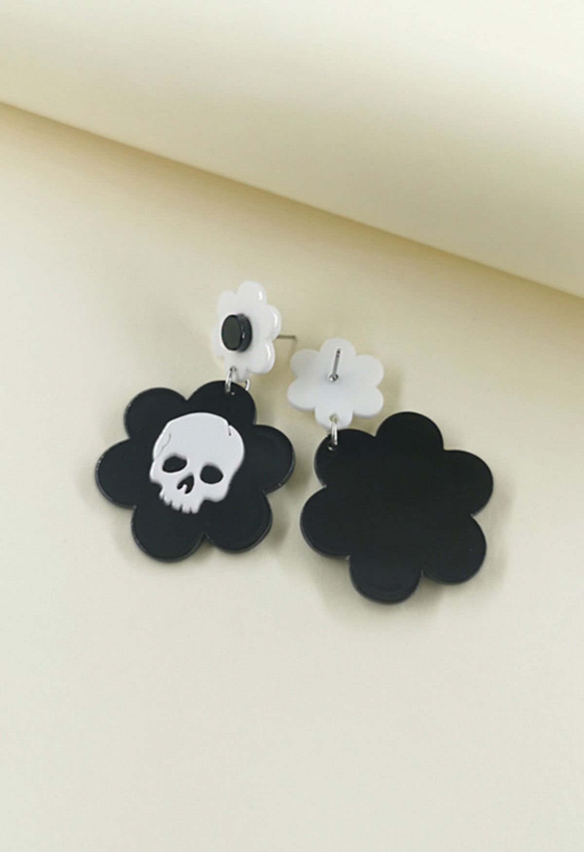 Boucles d'oreilles florales squelette noir et blanc