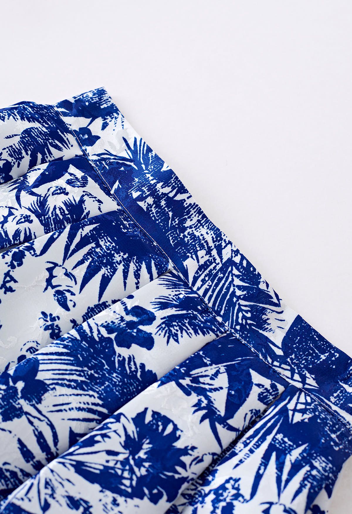 Jupe mi-longue plissée en jacquard Tropical Groove en bleu marine