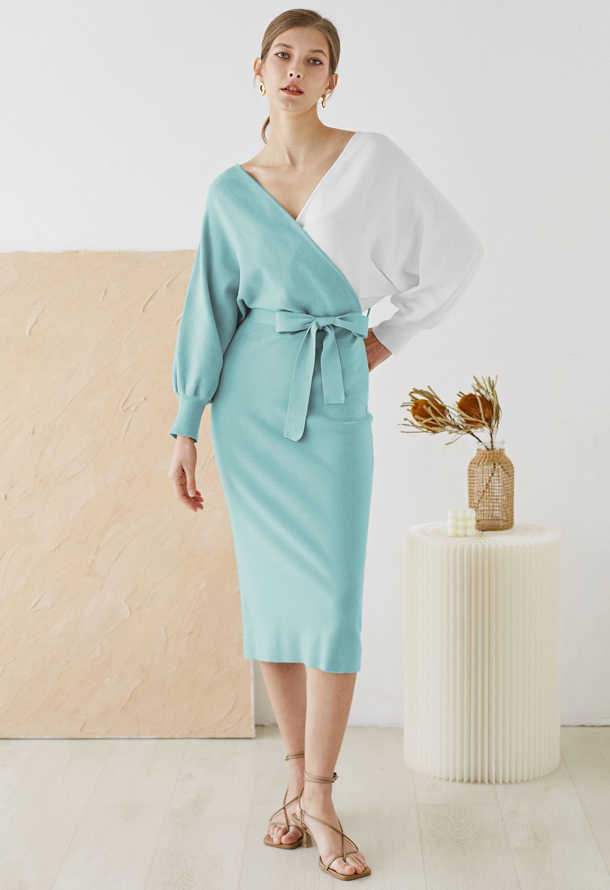 Robe mi-longue cache-cœur bicolore en tricot à nœud noué en bleu sarcelle