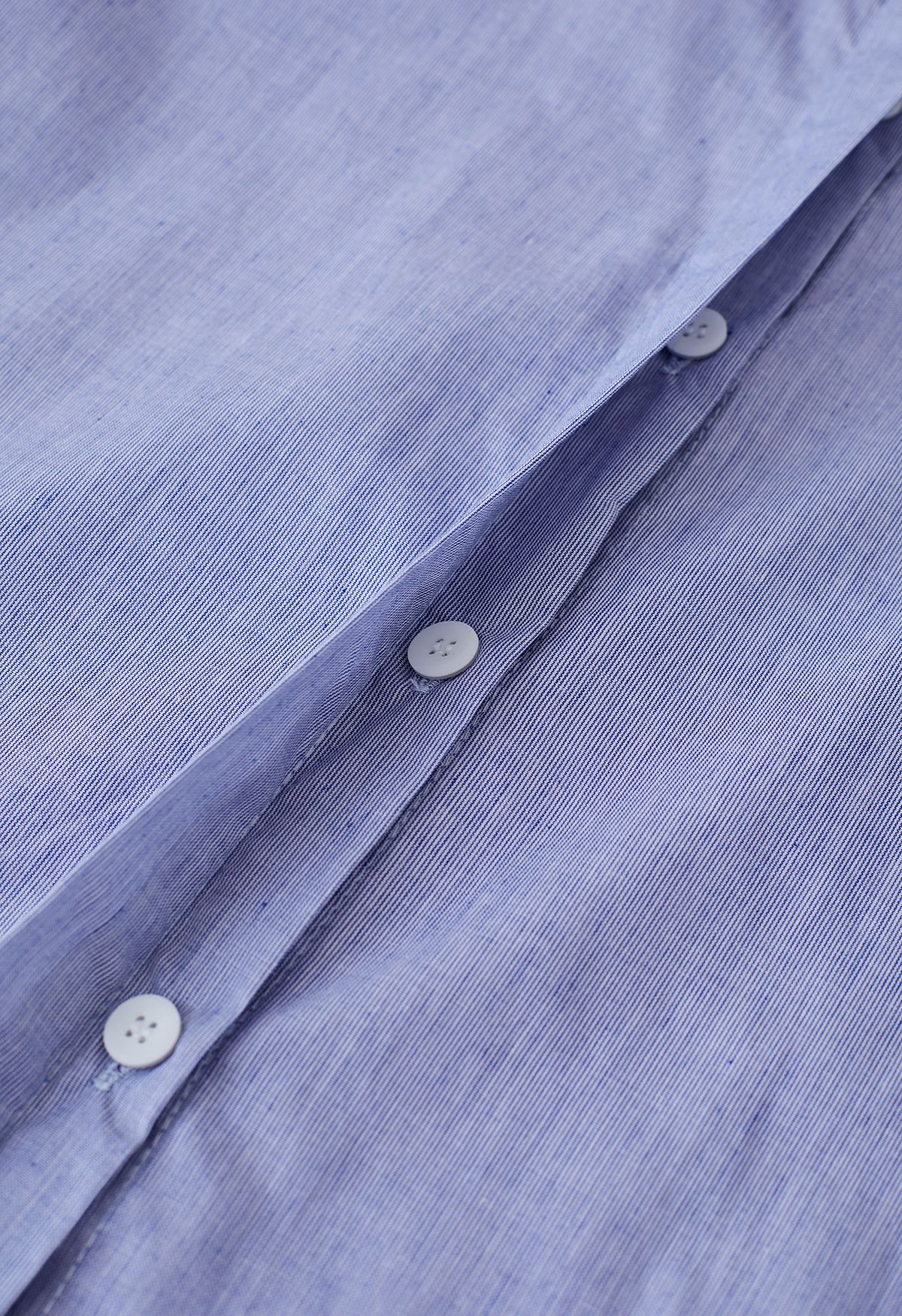 Chemise en coton à fines rayures et manches bouffantes en bleu