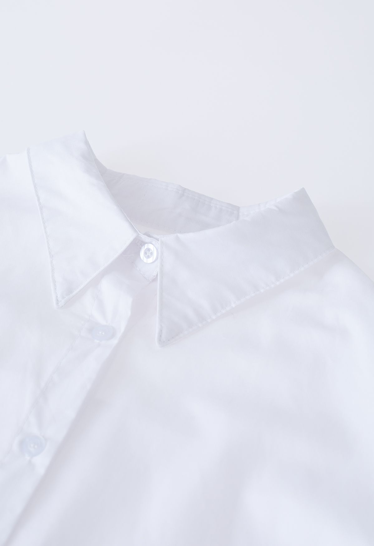 Chemise boutonnée en coton à col pointu en blanc