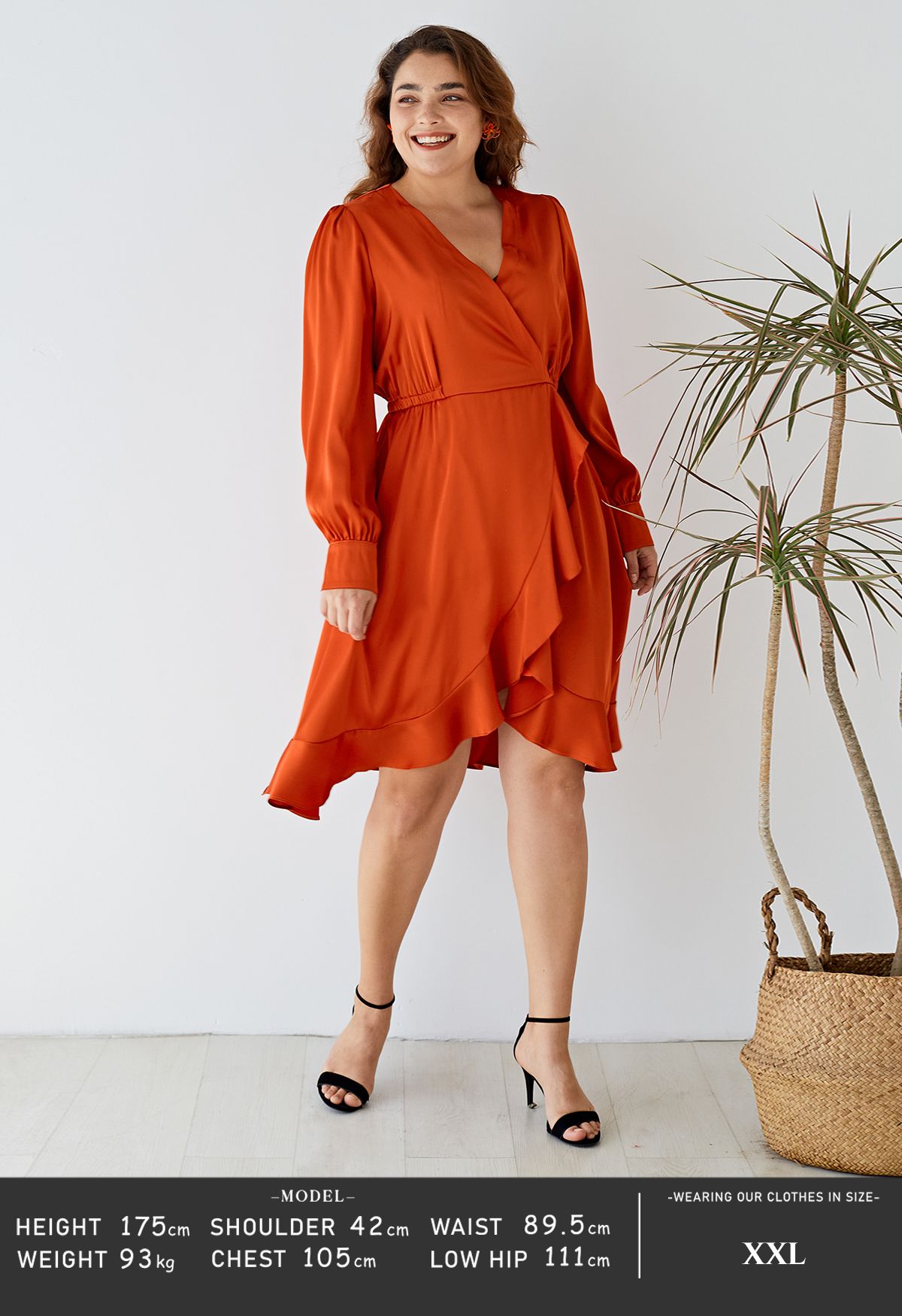 Robe asymétrique en satiné à ourlet volanté en orange