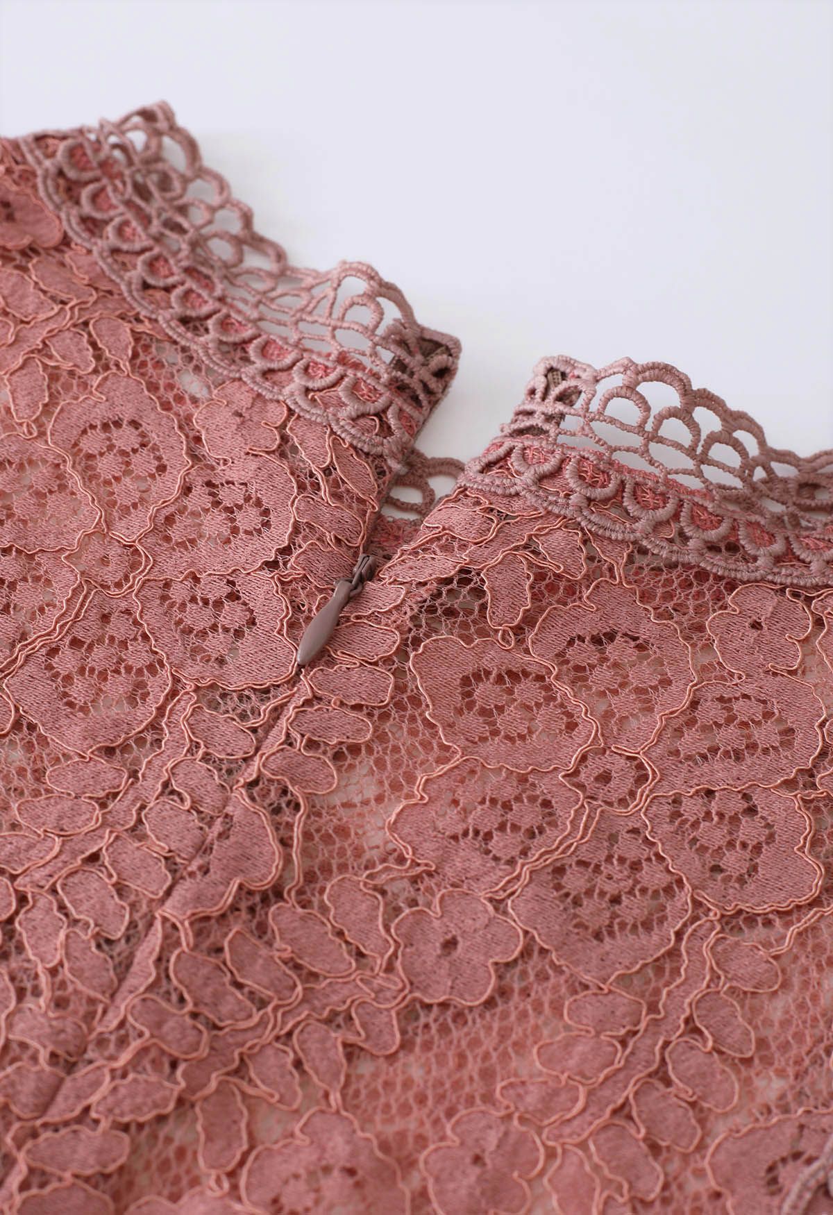 Votre haut Sassy Start en dentelle au crochet sans manches en corail