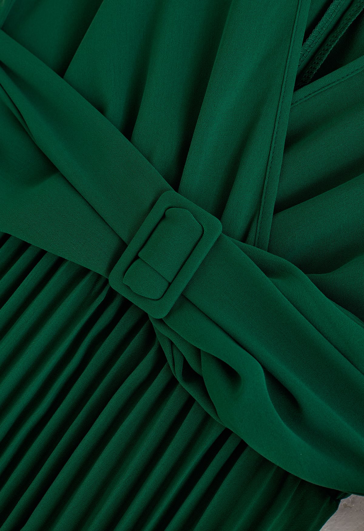 Robe portefeuille plissée sans manches ornée d'une ceinture en vert