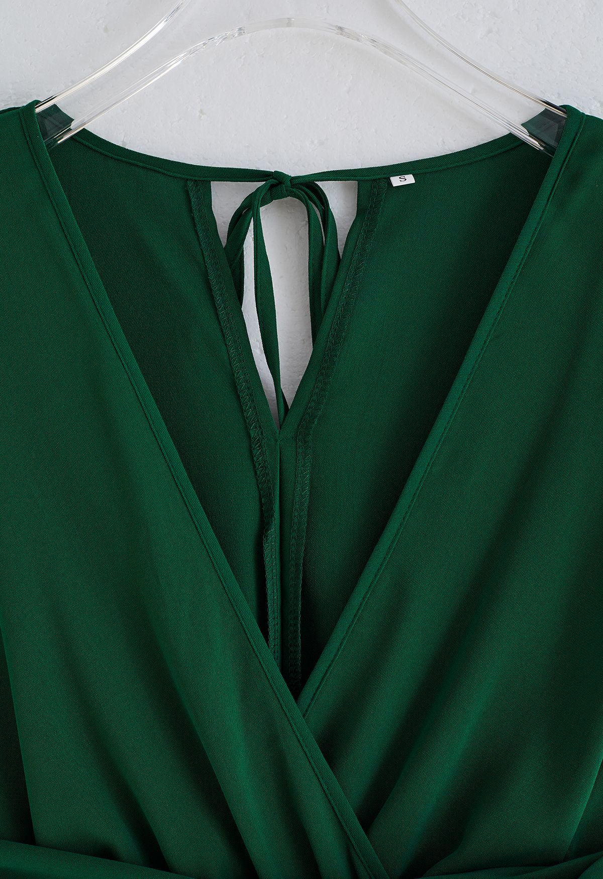 Robe portefeuille plissée sans manches ornée d'une ceinture en vert