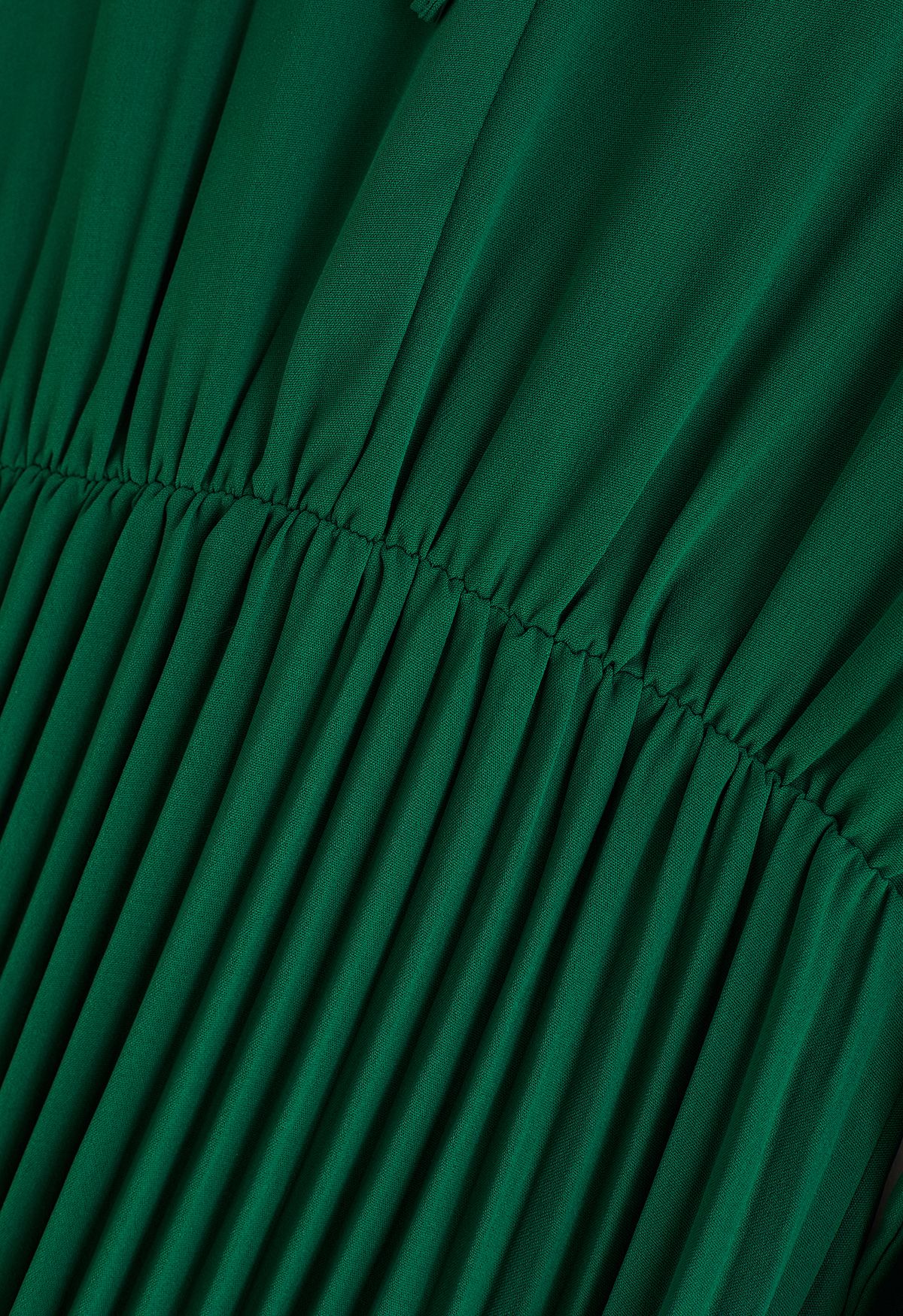 Robe portefeuille plissée sans manches ornée d'une ceinture en vert