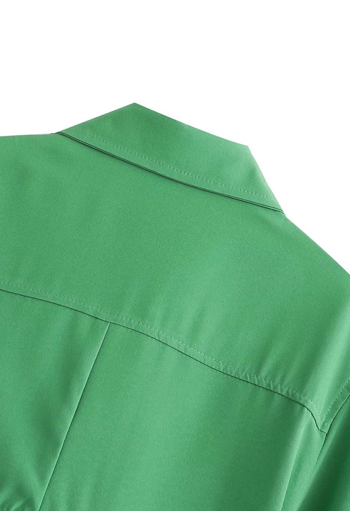 Robe chemise froncée sur le côté à la taille découpée en vert