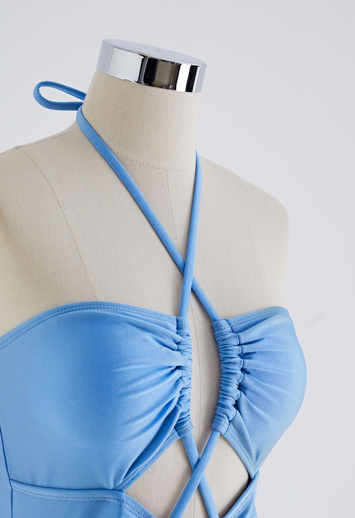 Maillot de bain à découpes croisées et dos nu en bleu