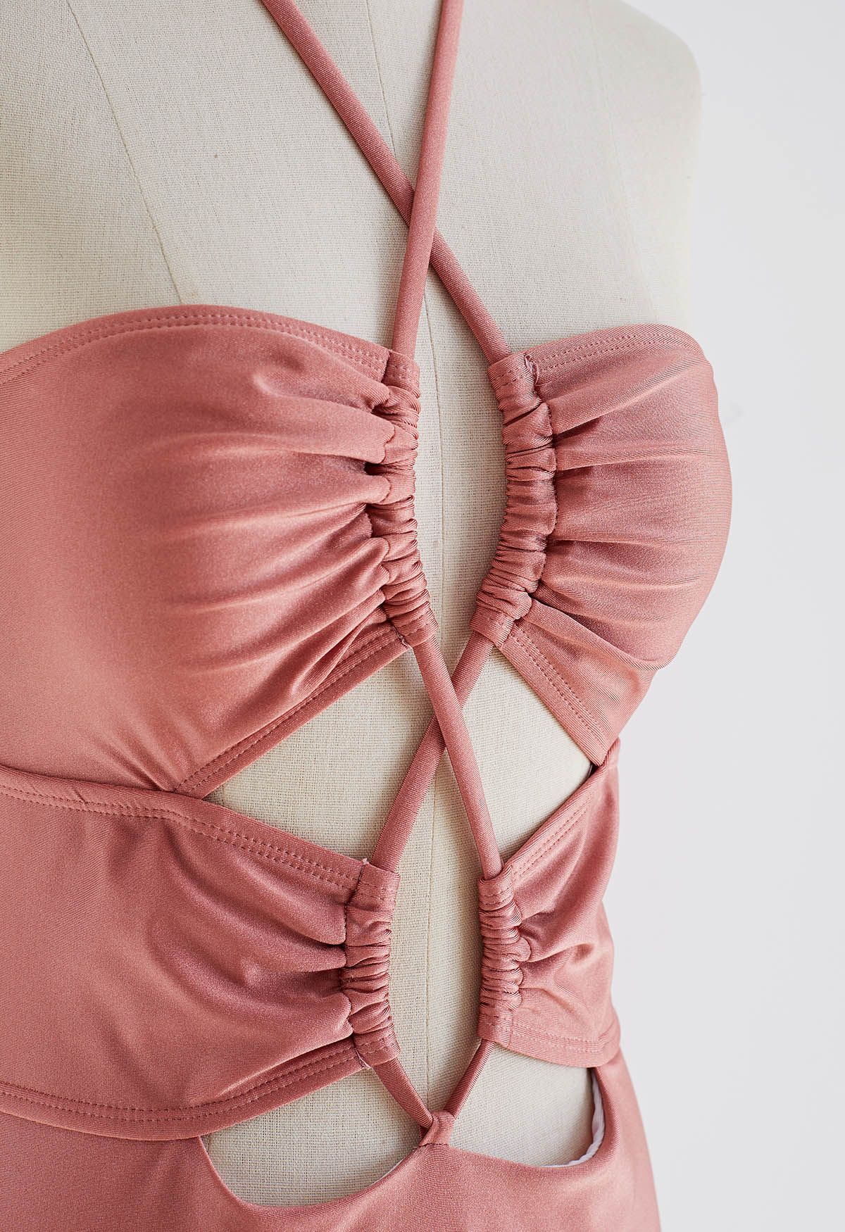 Maillot de bain à découpes croisées et dos nu en rose