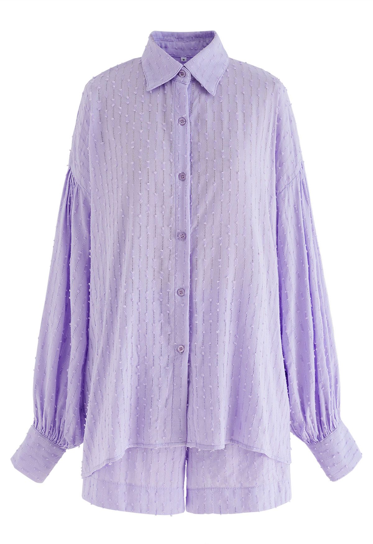 Ensemble décontracté avec chemise surdimensionnée à œillets et short en lilas