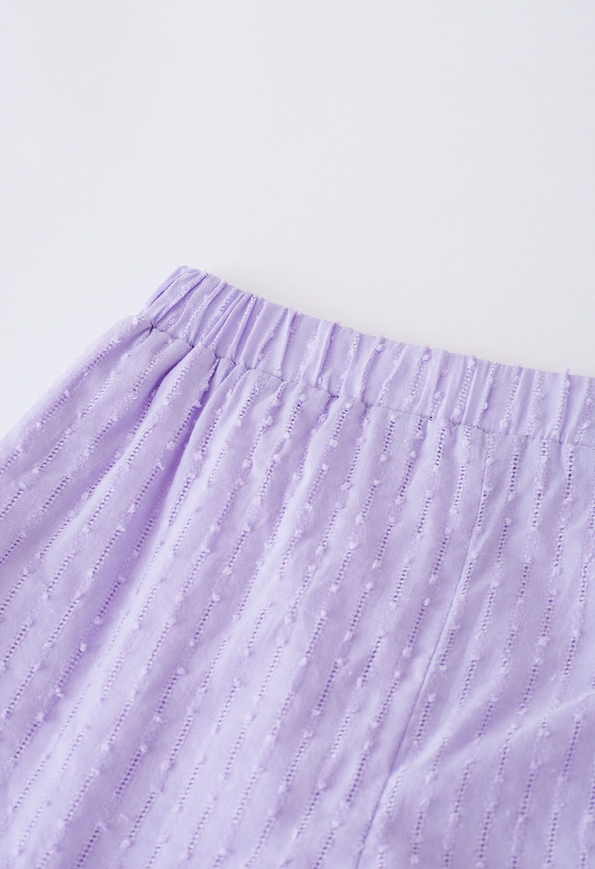 Ensemble décontracté avec chemise surdimensionnée à œillets et short en lilas