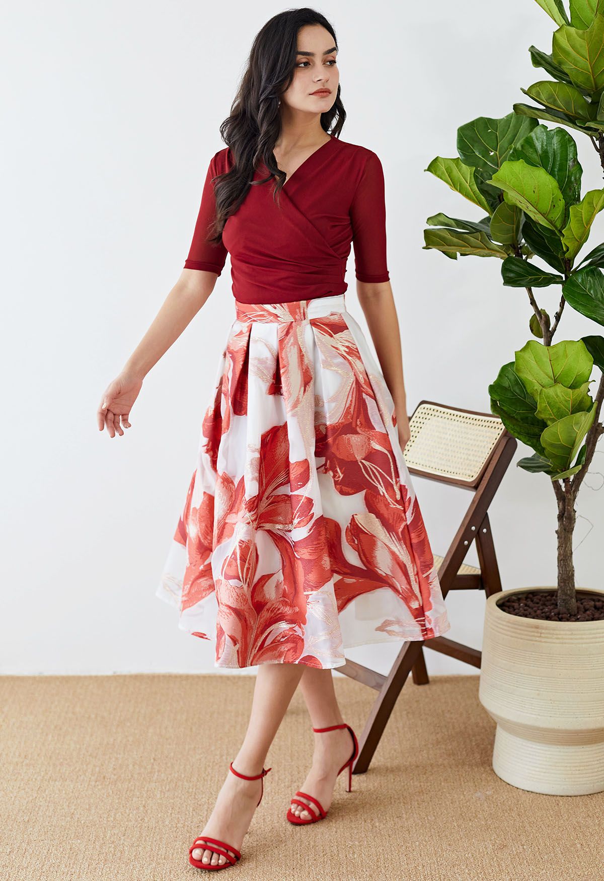 Jupe mi-longue plissée en organza jacquard floral artistique en rouge