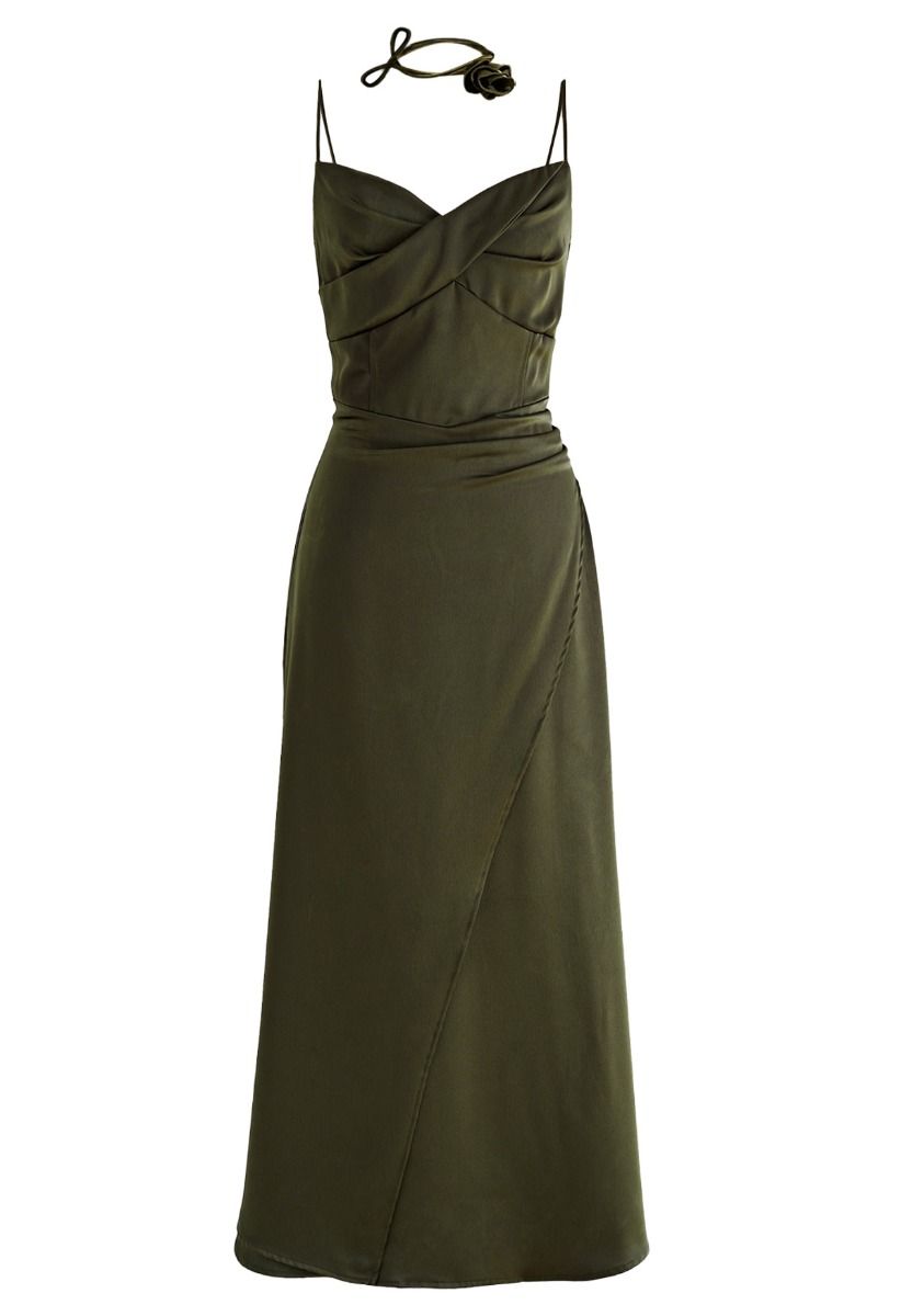 ROBE MAXI CARACO EN SATIN AVEC COLLIER FLEURI EN OLIVE