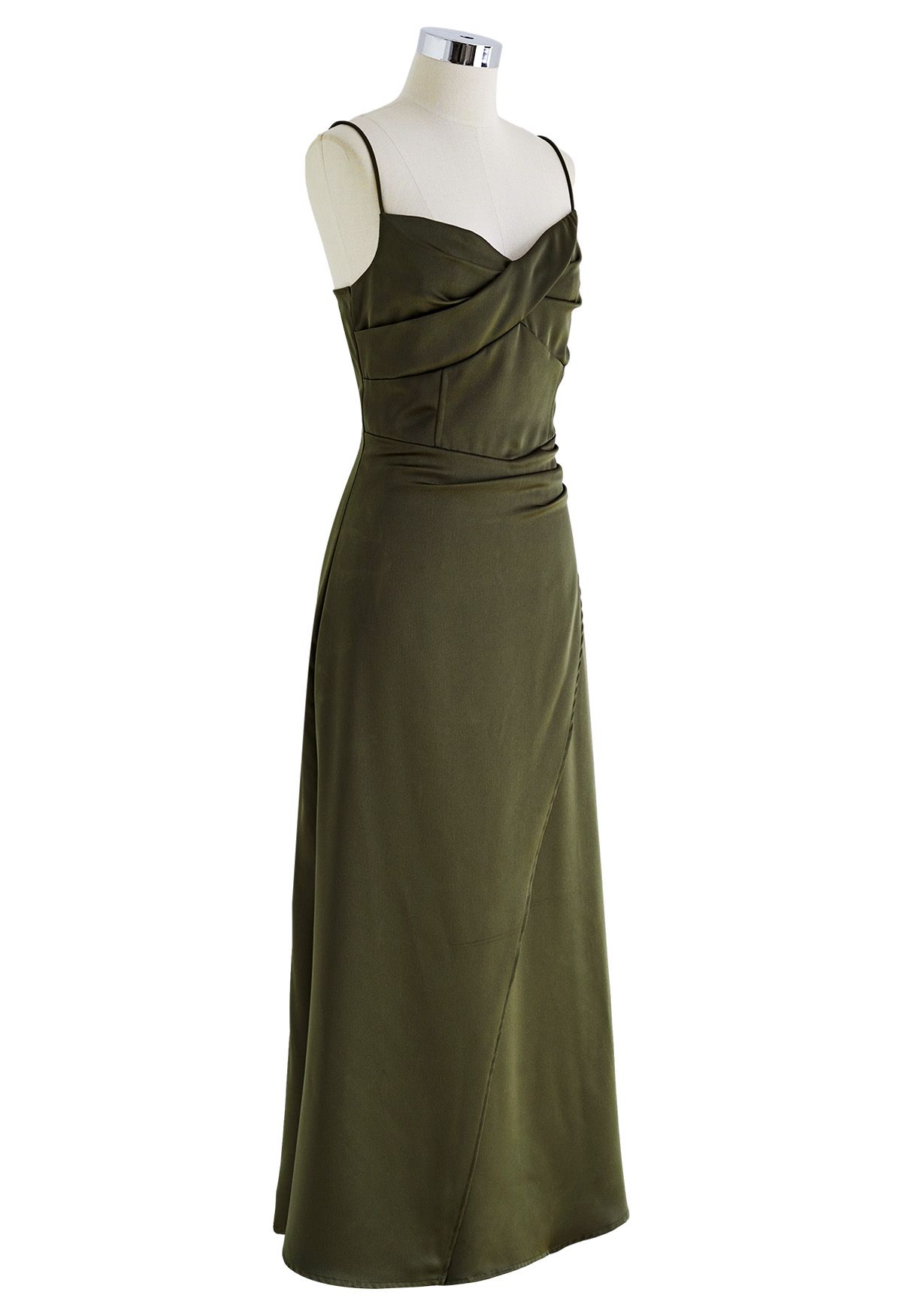 ROBE MAXI CARACO EN SATIN AVEC COLLIER FLEURI EN OLIVE