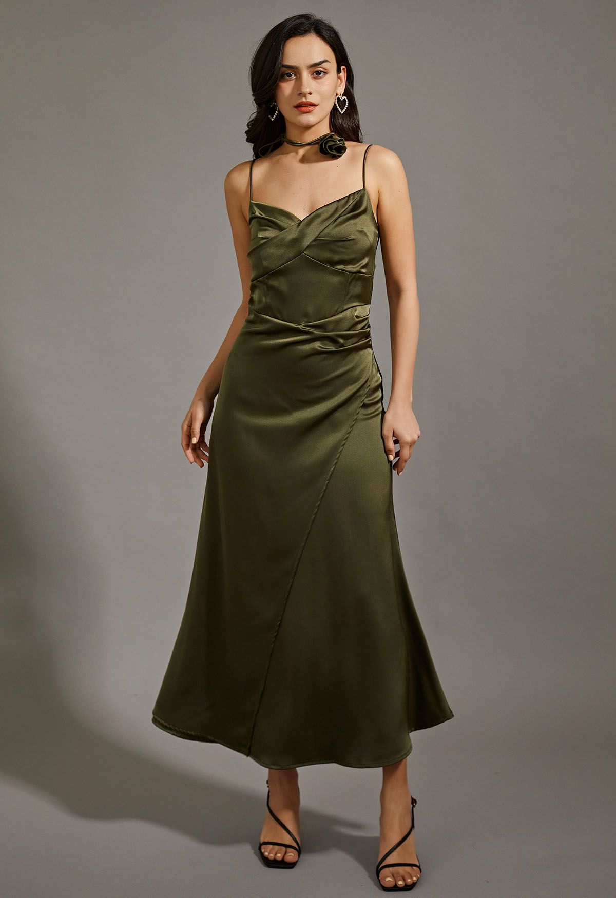 ROBE MAXI CARACO EN SATIN AVEC COLLIER FLEURI EN OLIVE