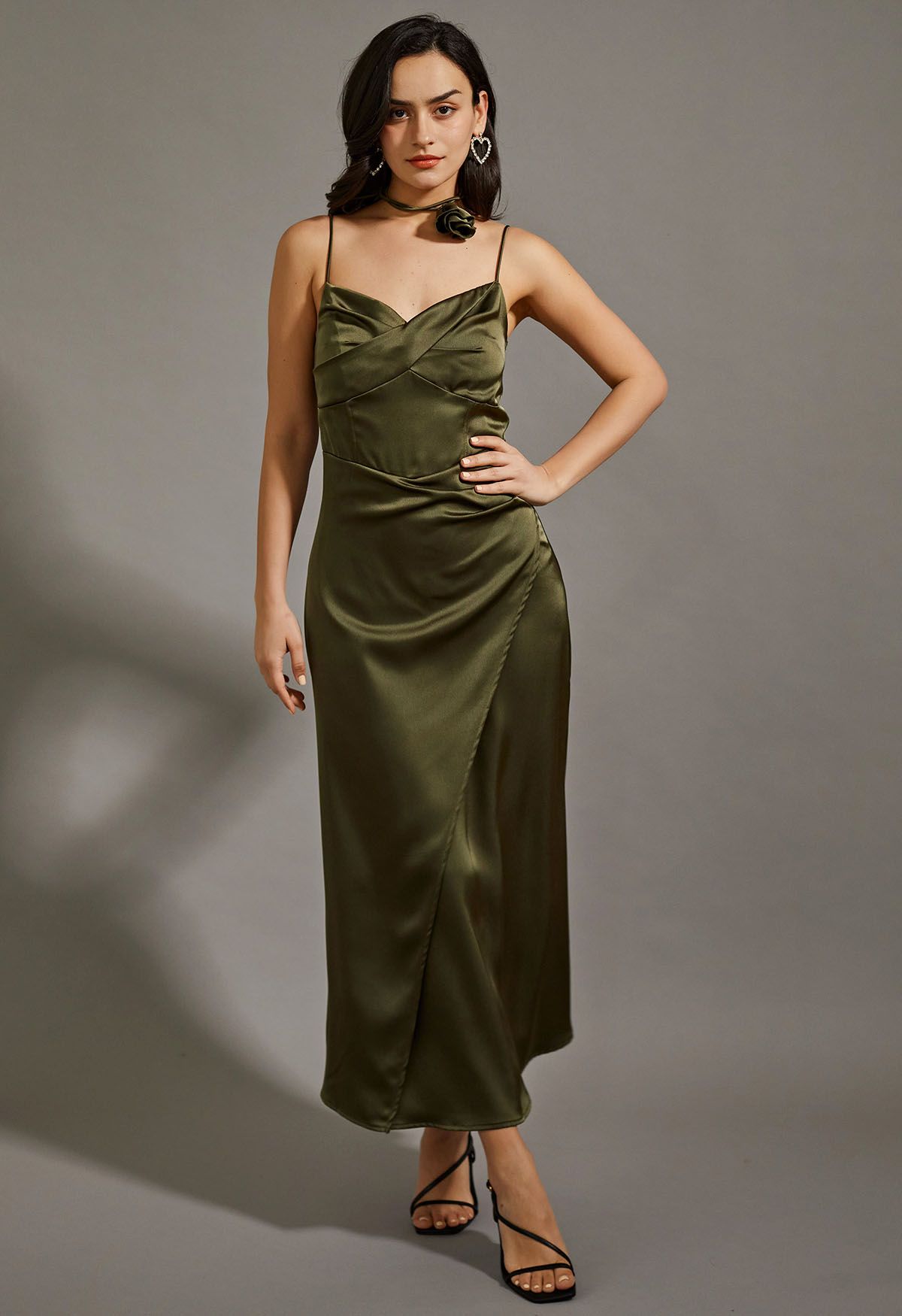 ROBE MAXI CARACO EN SATIN AVEC COLLIER FLEURI EN OLIVE