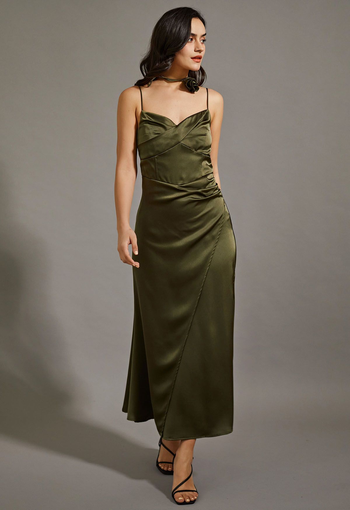 ROBE MAXI CARACO EN SATIN AVEC COLLIER FLEURI EN OLIVE