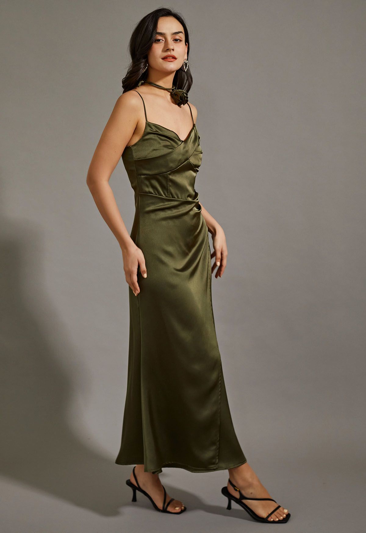 ROBE MAXI CARACO EN SATIN AVEC COLLIER FLEURI EN OLIVE