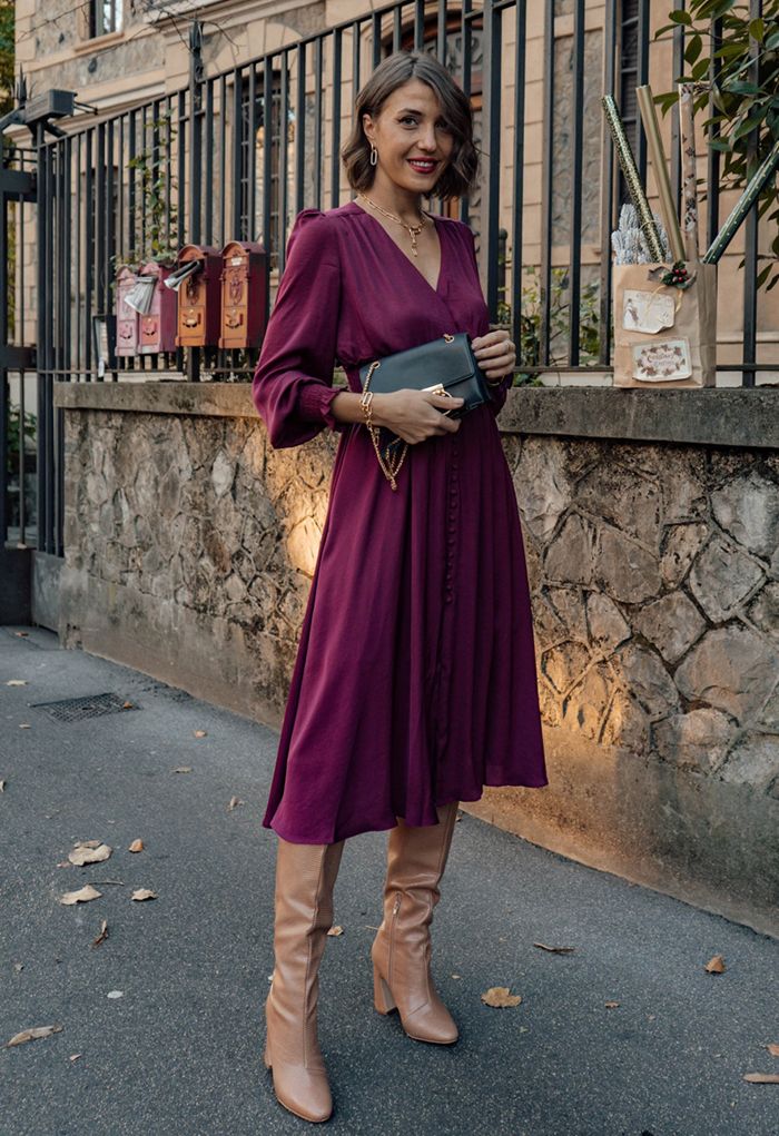 Robe mi-longue cache-cœur boutonnée en satiné couleur vin