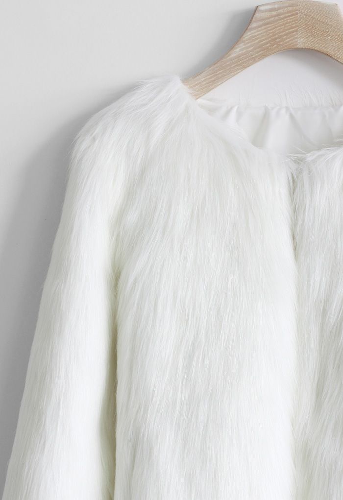 Mon manteau chic en fausse fourrure en blanc