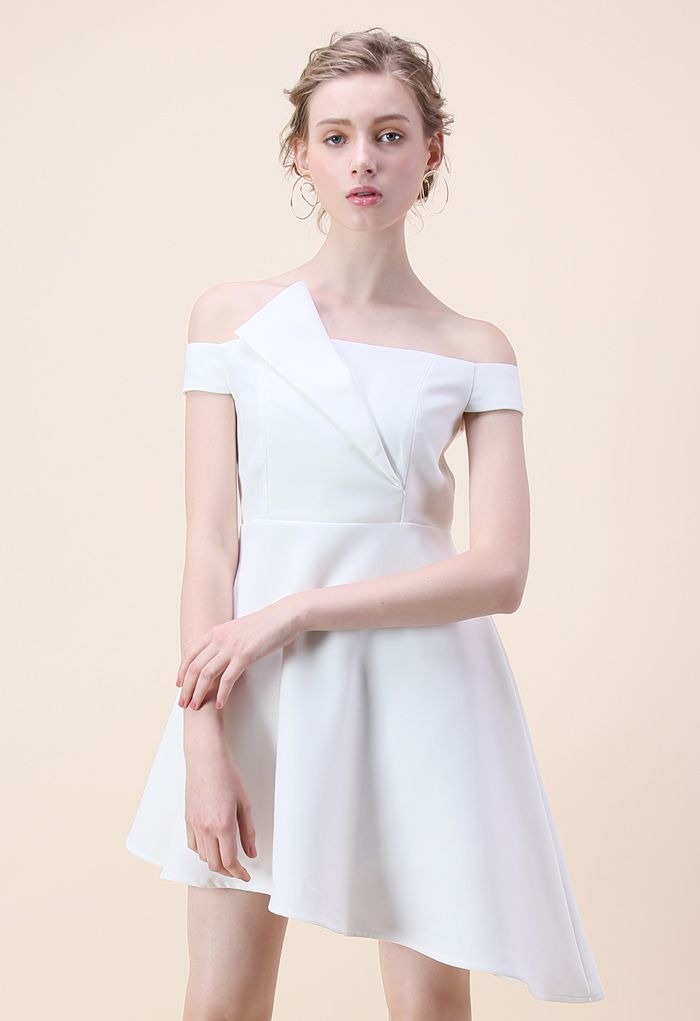 Robe asymétrique asymétrique en blanc