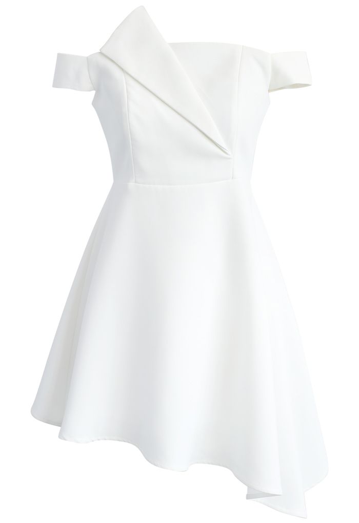 Robe asymétrique asymétrique en blanc