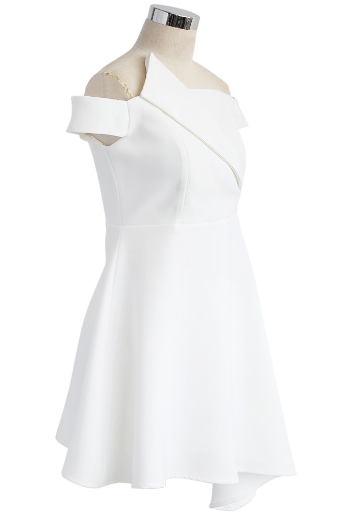 Robe asymétrique asymétrique en blanc