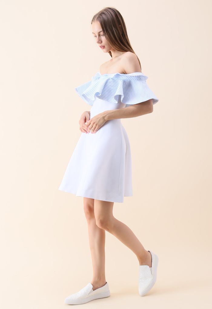 Robe asymétrique à épaules dénudées et à rayures bleues