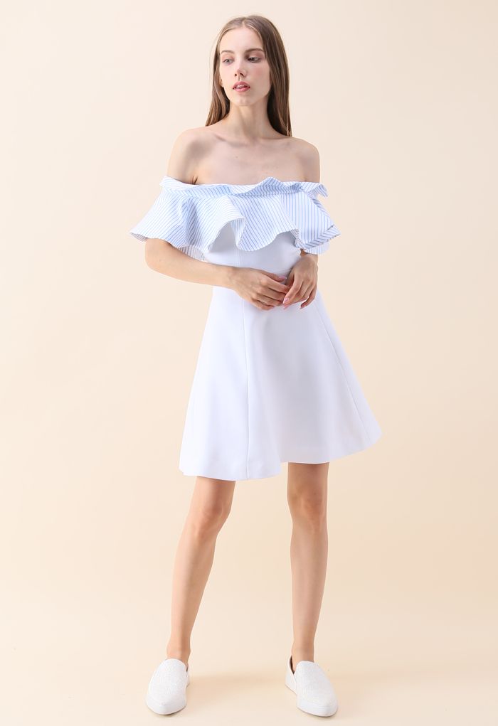 Robe asymétrique à épaules dénudées et à rayures bleues