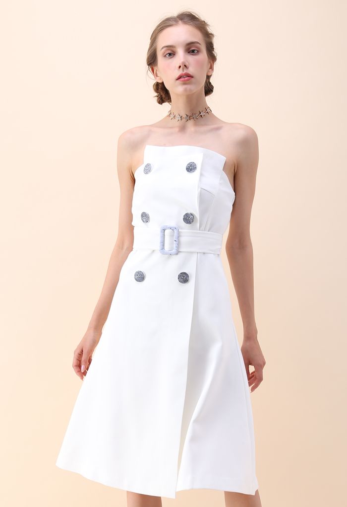 Charmante robe bustier à double boutonnage en blanc