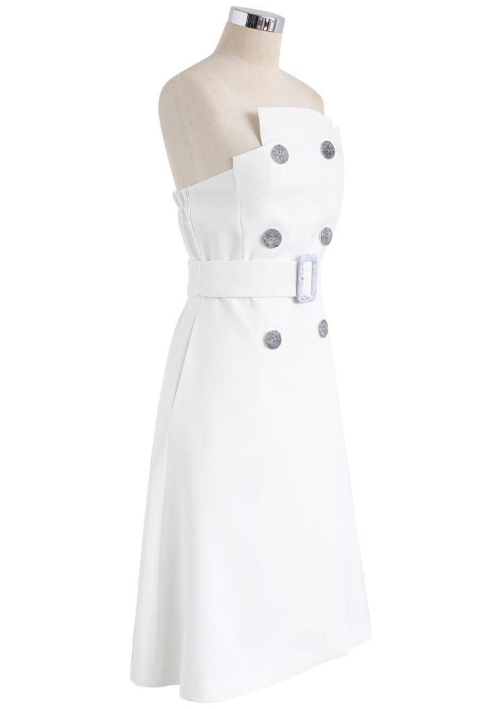 Charmante robe bustier à double boutonnage en blanc