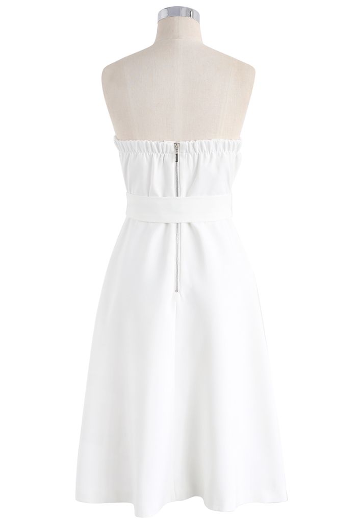 Charmante robe bustier à double boutonnage en blanc