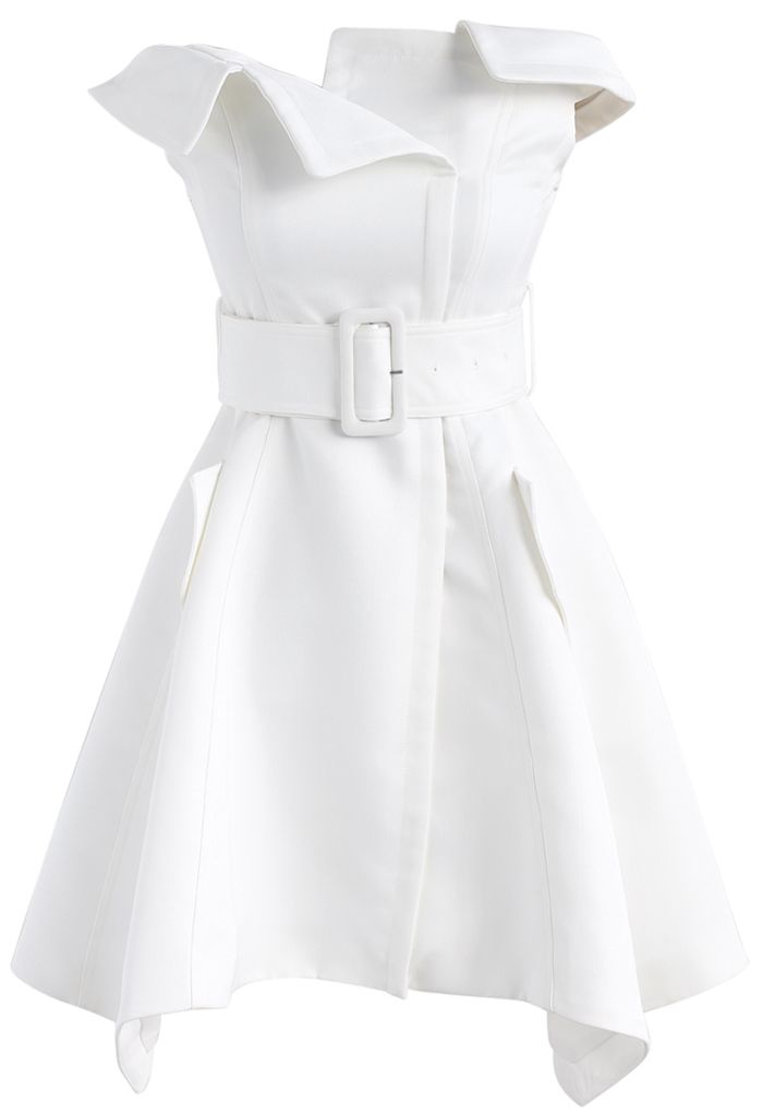 Robe asymétrique asymétrique en blanc