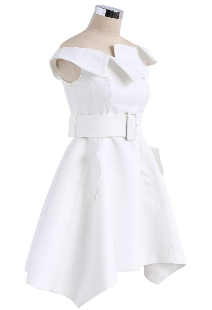 Robe asymétrique asymétrique en blanc