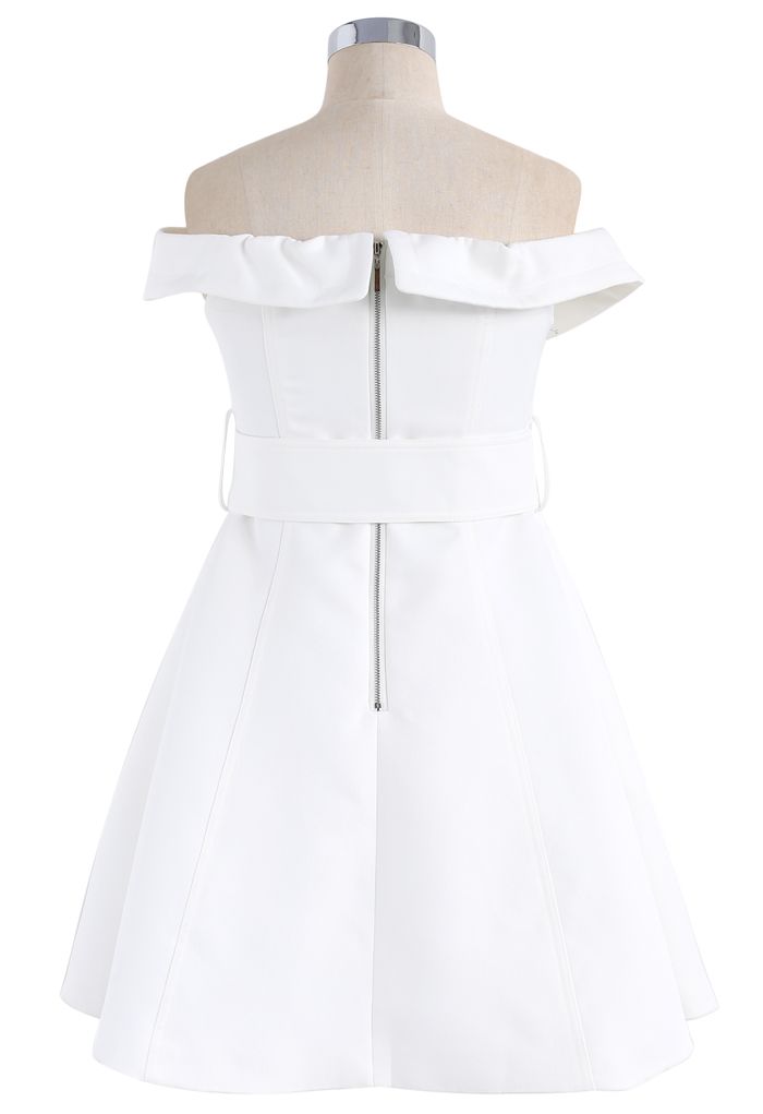 Robe asymétrique asymétrique en blanc