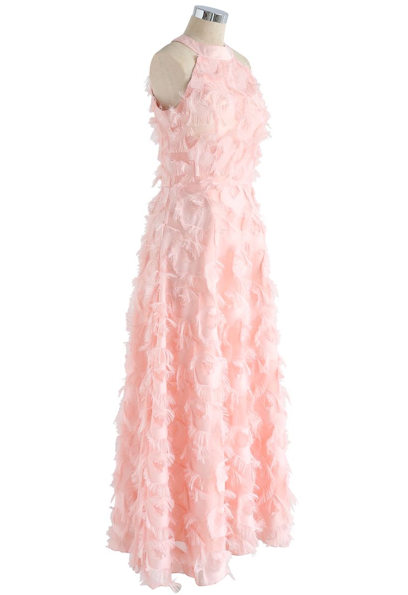 Plumes dansantes Robe longue à col licou et pompons rose