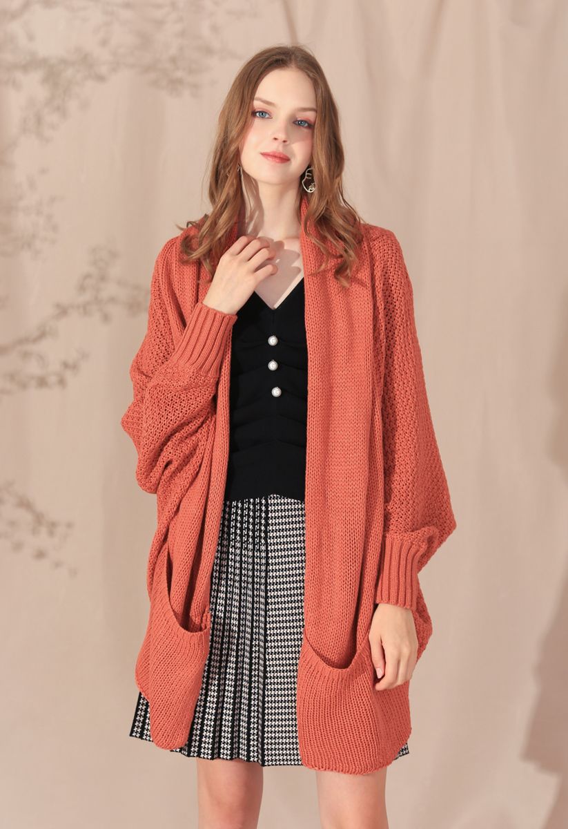 Cardigan en tricot drapé ouvert sur le devant en corail