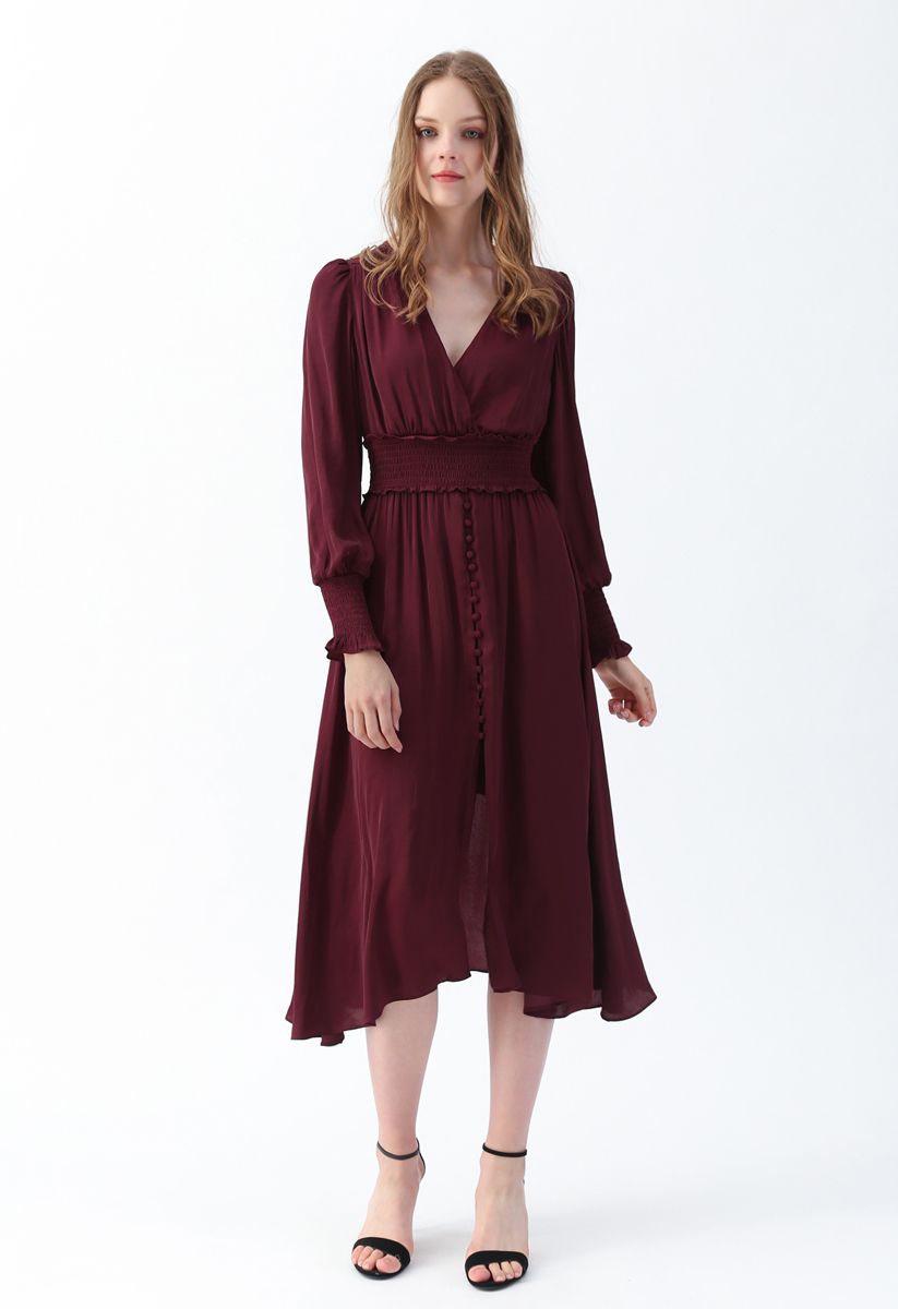 Robe mi-longue cache-cœur boutonnée en satiné couleur vin