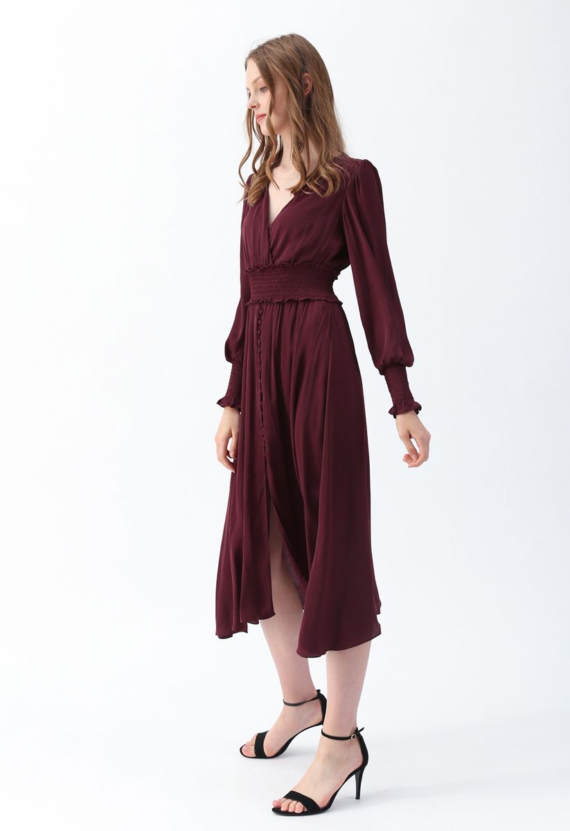 Robe mi-longue cache-cœur boutonnée en satiné couleur vin