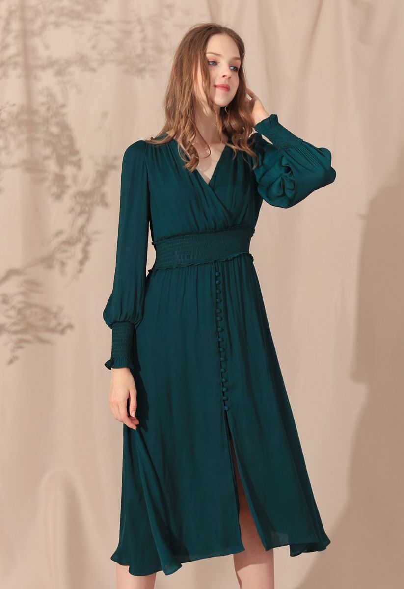 Robe mi-longue portefeuille boutonnée en satiné vert foncé