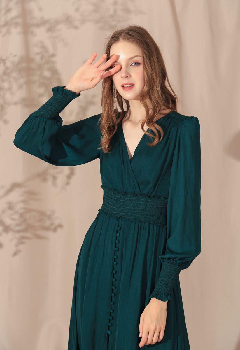 Robe mi-longue portefeuille boutonnée en satiné vert foncé