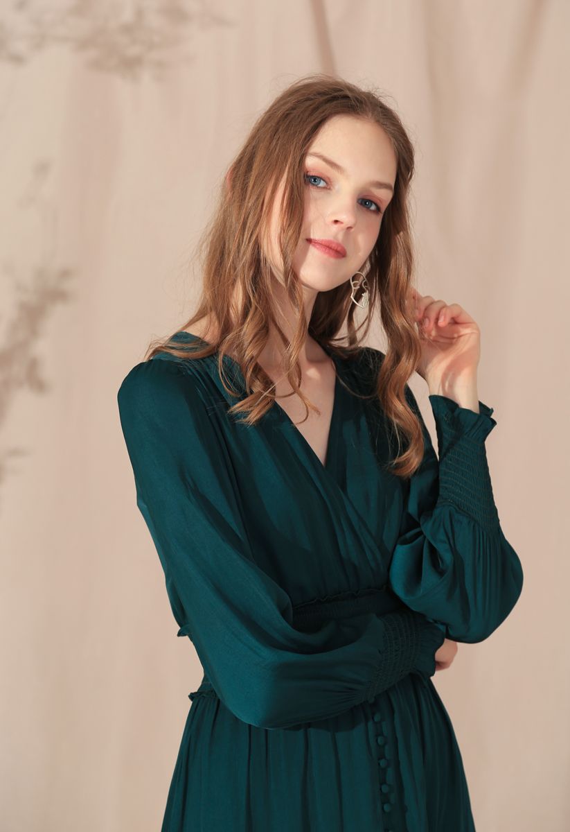 Robe mi-longue portefeuille boutonnée en satiné vert foncé