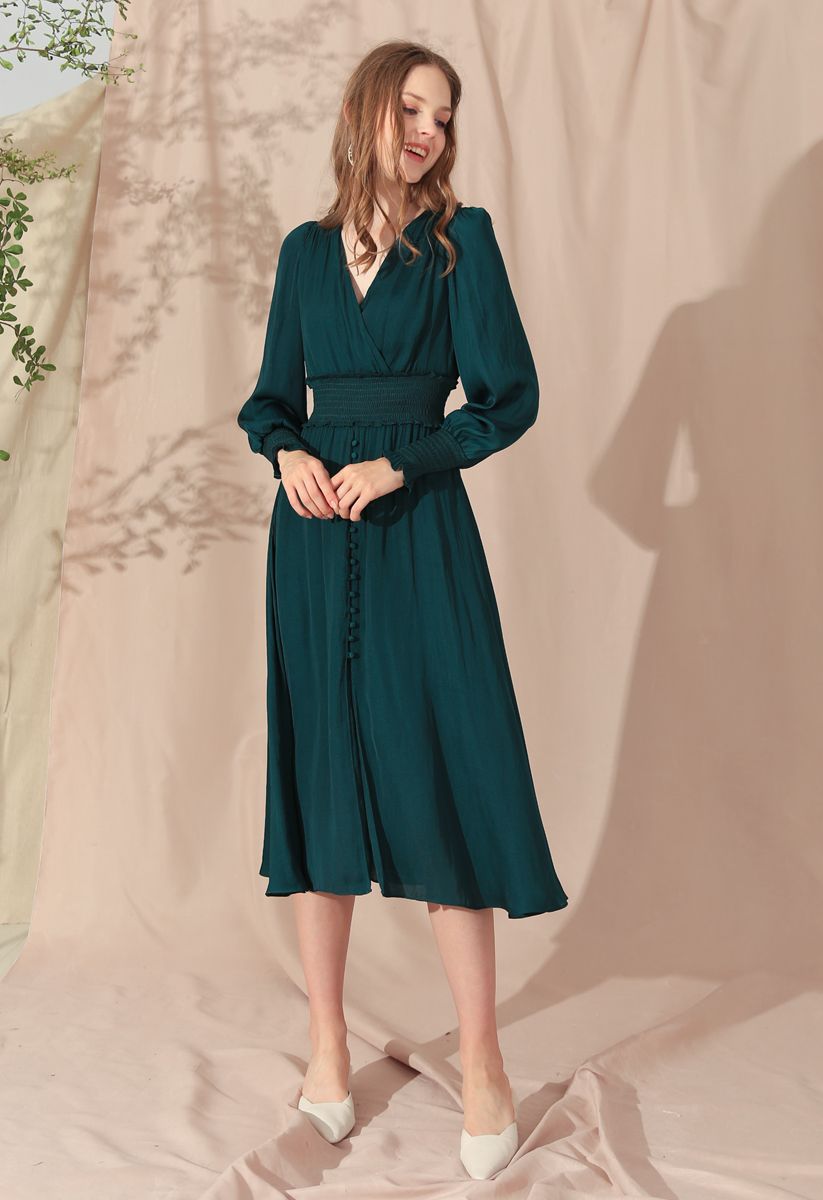 Robe mi-longue portefeuille boutonnée en satiné vert foncé