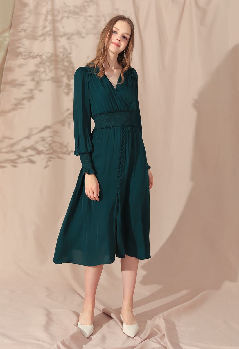 Robe mi-longue portefeuille boutonnée en satiné vert foncé