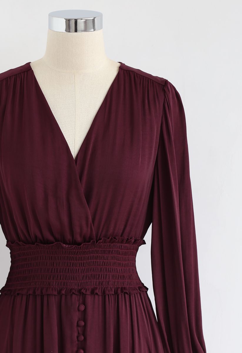 Robe mi-longue cache-cœur boutonnée en satiné couleur vin