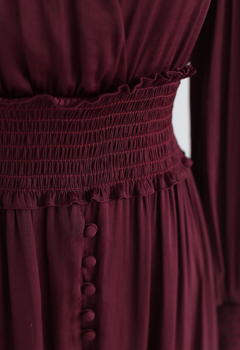 Robe mi-longue cache-cœur boutonnée en satiné couleur vin